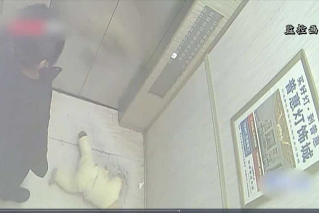 Surveillance footage of the baby left crawling in the elevator. Photo: Thepaper.cn