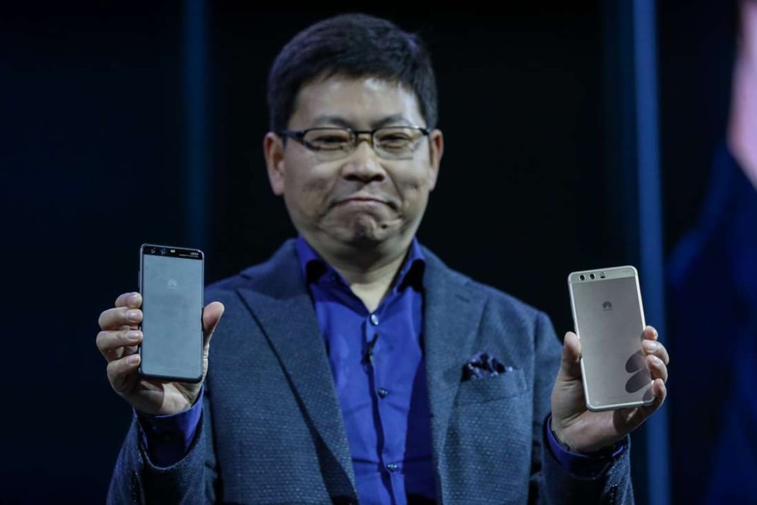 Richard Yu, chief executive officer of Huawei, shows a pair of P10 smartphones. Photo: Chris Ratcliffe/Bloomberg