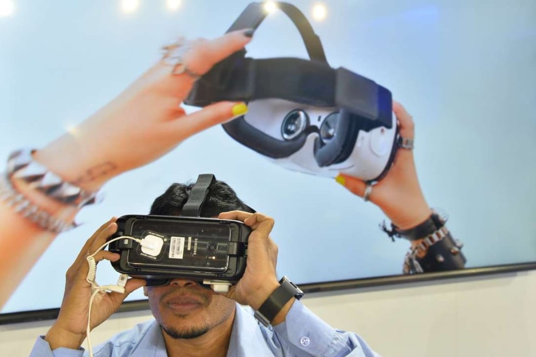 A visitor to the Bengaluru ITE Biz Information Technology Expo in Bangalore uses a virtual reality device that can be used with a cellphone. Photo: AFP