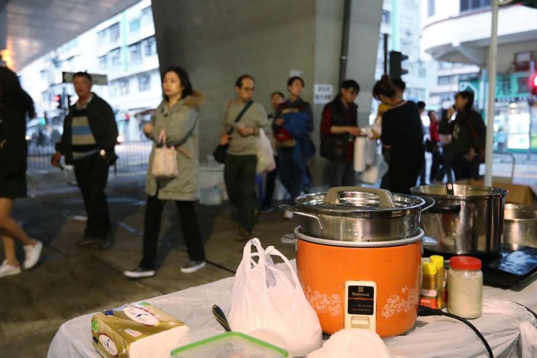 Hawkers were only allowed to use electricity in their stalls at the Lunar New Year bazaar in Sham Shui Po. Photo: Nora Tam