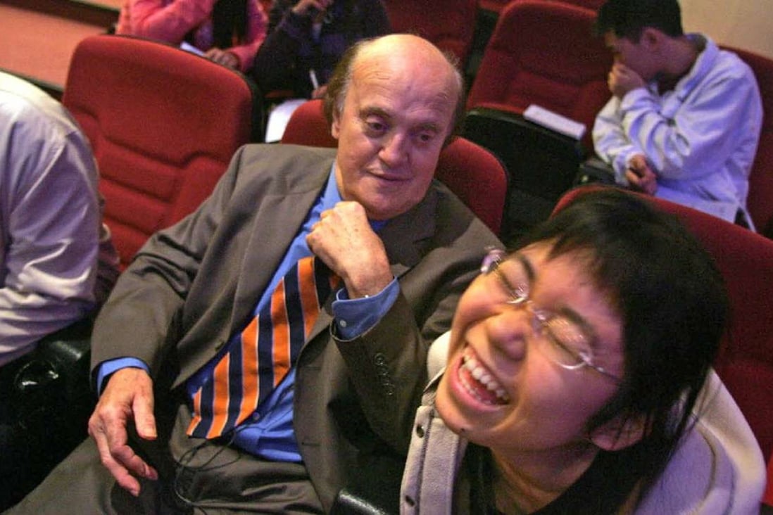 A student enjoying a light moment with lecturer Peter Arnett at Shantou University in 2007. The famous former CNN reporter taught at the university’s journalism school. Photo: AFP