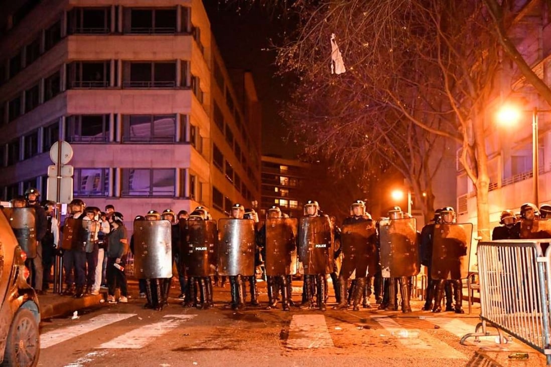 Riot police stand guard in front of a police station in Paris on Monday night. About 100 people from the Chinese community held a demonstration in front of the station in the 19th arrondissement to protest against the killing of a Chinese man on Sunday night. Photo: Xinhua
