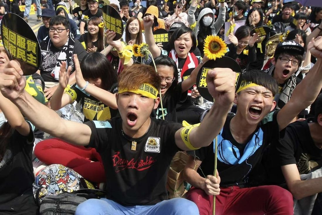 Sunflower movement demonstrators shout slogans in front of the Presidential Office in Taipei in March 2014. Photo: Reuters