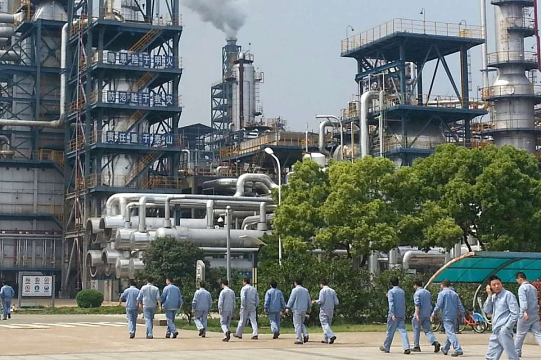 Workers seen at Sinopec’s second largest oil refinery and petrochemical complex in Zhenhai, Ningbo. Photo: SCMP