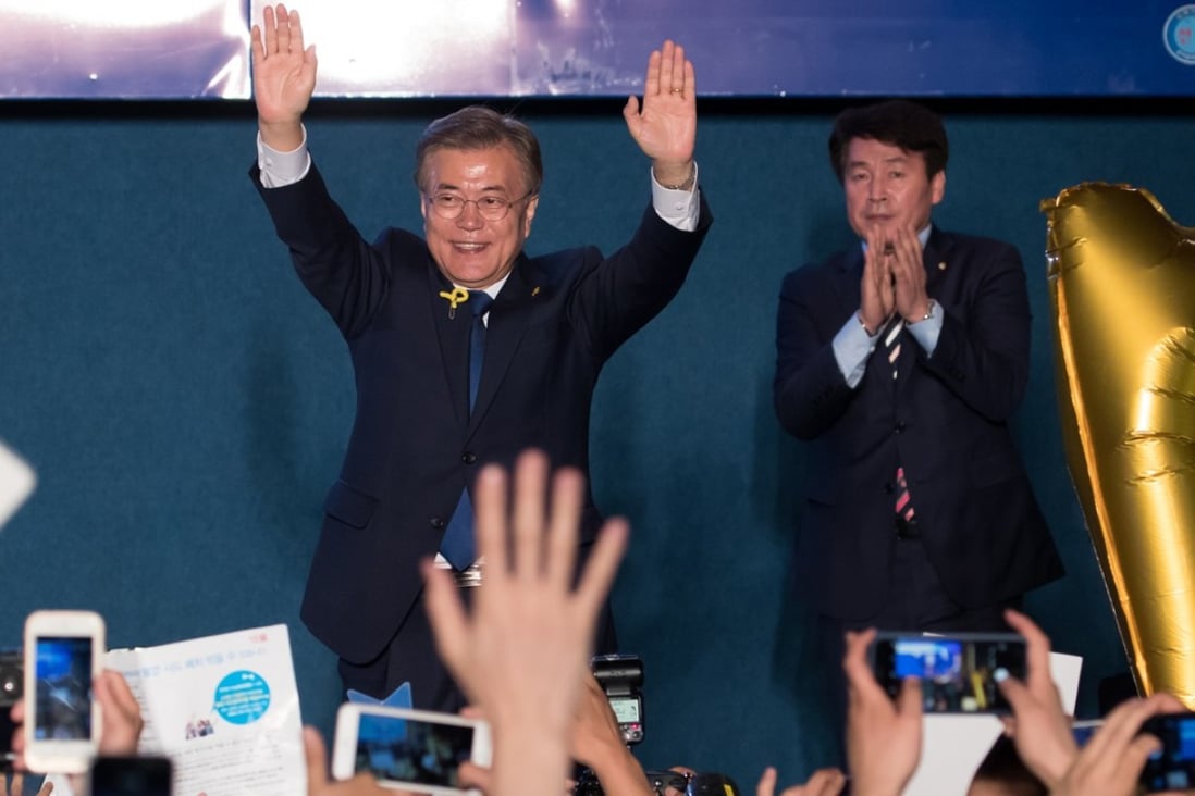 Moon Jae-in, president-elect of South Korea, center, waves to attendees during a celebration at Gwanghwamun Square in Seoul, South Korea, on Tuesday, May 9, 2017. Jae-in declared victory in South Korea's leadership race, pledging to unify the nation after nine years of conservative rule that culminated in the country's biggest street protests since the 1980s. Photo: Bloomberg