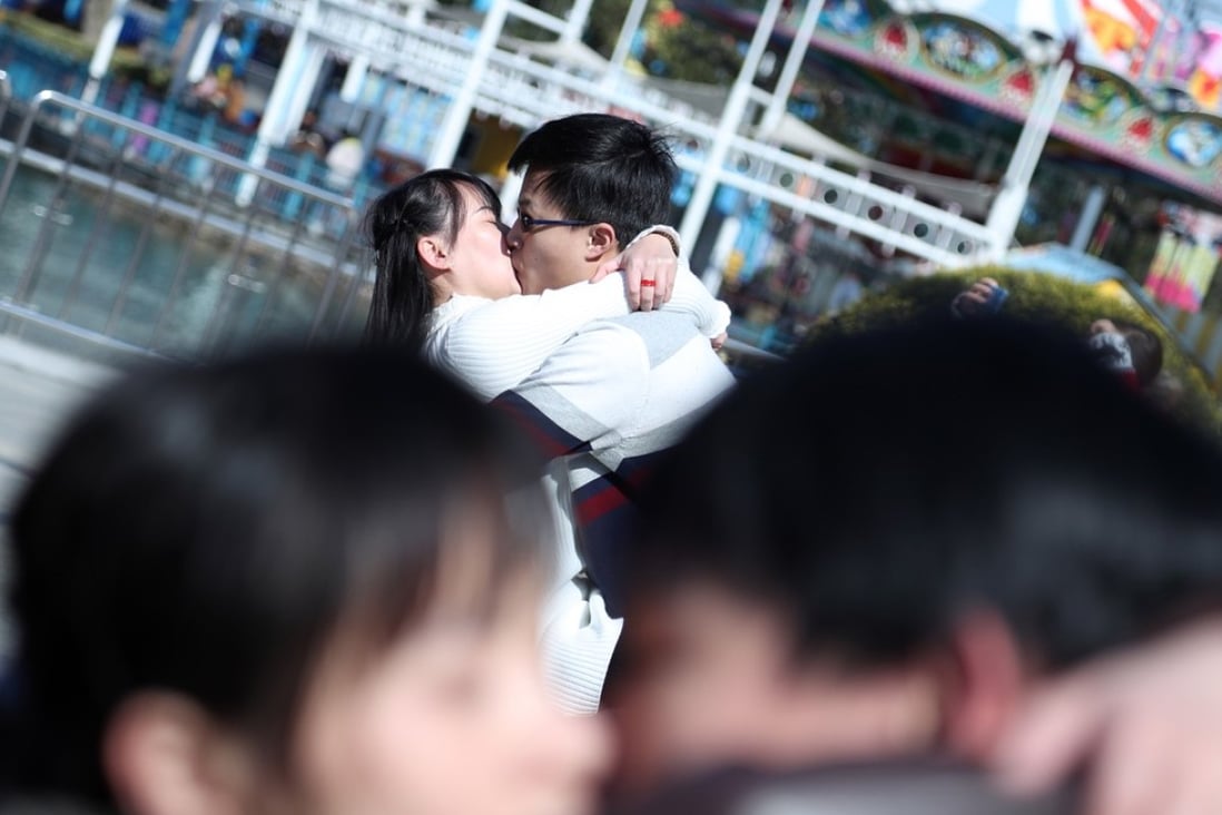 Young couples take part in a kissing competition at a theme park in Shanghai. Photo: China News Service