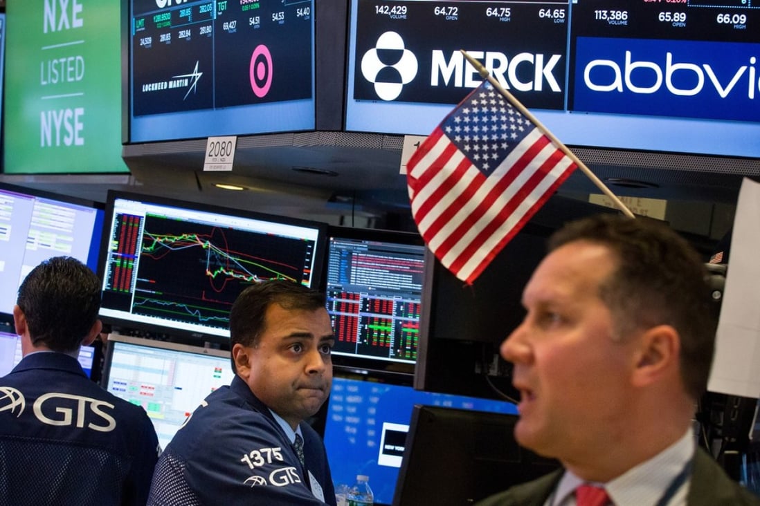 Traders work on the floor of the New York Stock Exchange (NYSE) as global stocks slipped due to concern over the political outlook in Europe and prospects for US economic growth. Photo: Bloomberg