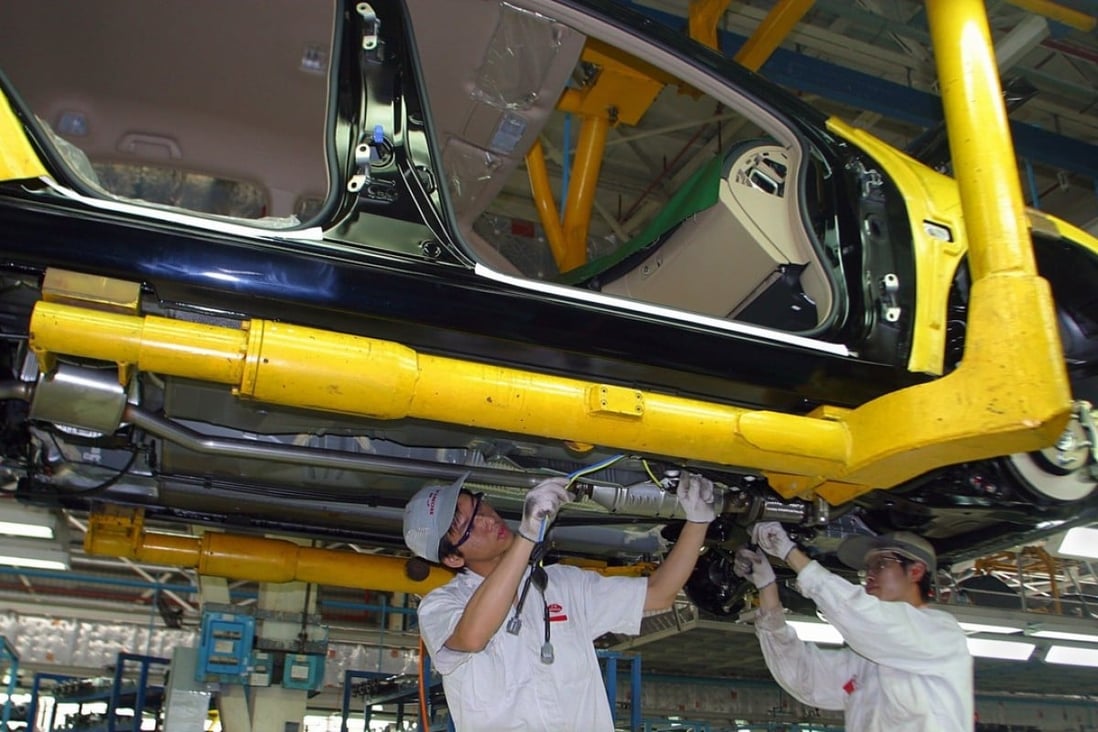 Chinese workers assemble a car at a Honda plant in the southern Chinese city of Guangzhou. Photo: Reuters