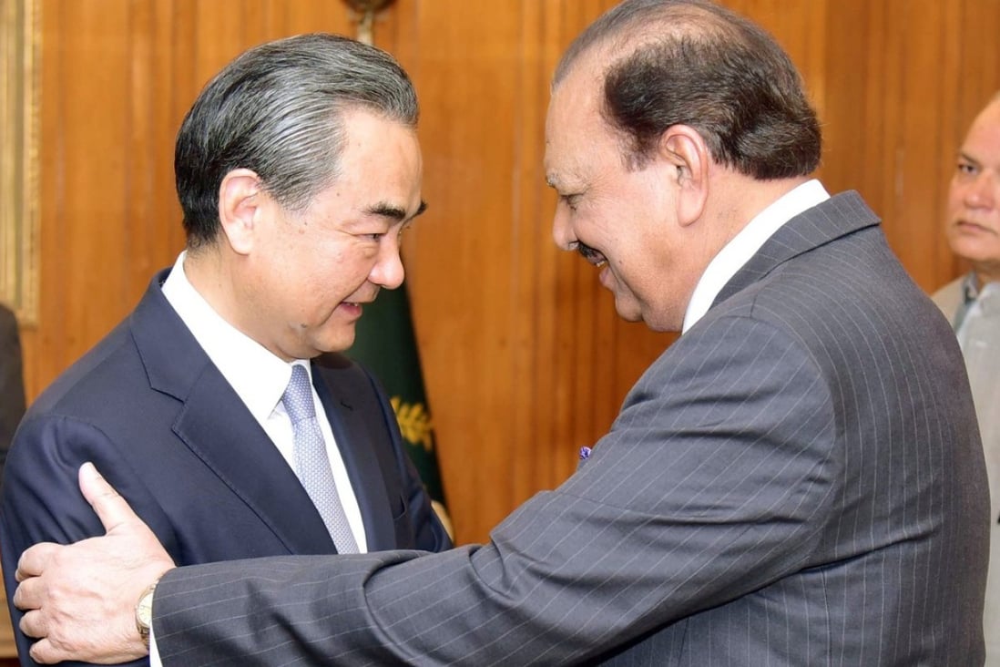Pakistani President Mamnoon Hussain greets Foreign Minister Wang Yi in Islamabad.Photo: AFP
