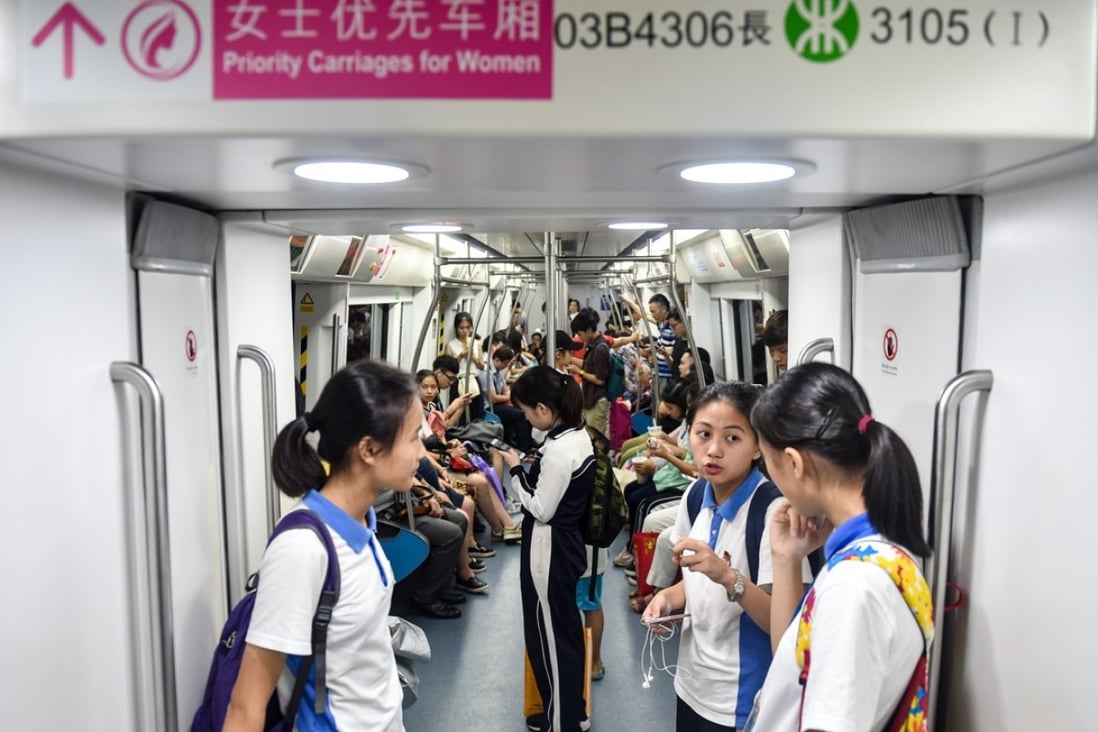 One of the special carriages on the Shenzhen subway system. Photo: Xinhua的第一节和最后一节车厢设为女士优先车厢，优先供女性乘客使用，其他车厢则作为普通车厢使用。 新华社记者 毛思倩 摄