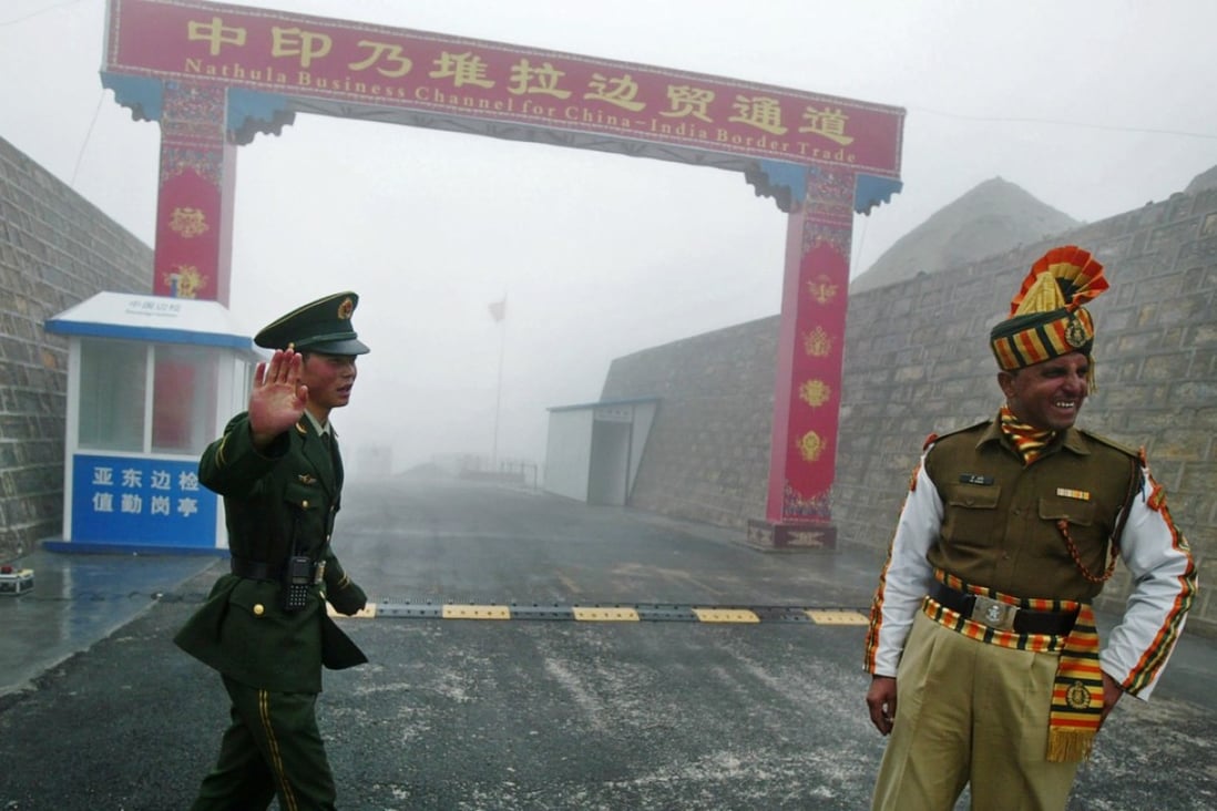 A Chinese soldier and an Indian soldier at the Nathu La border crossing between in July 2008. Photo: AFP