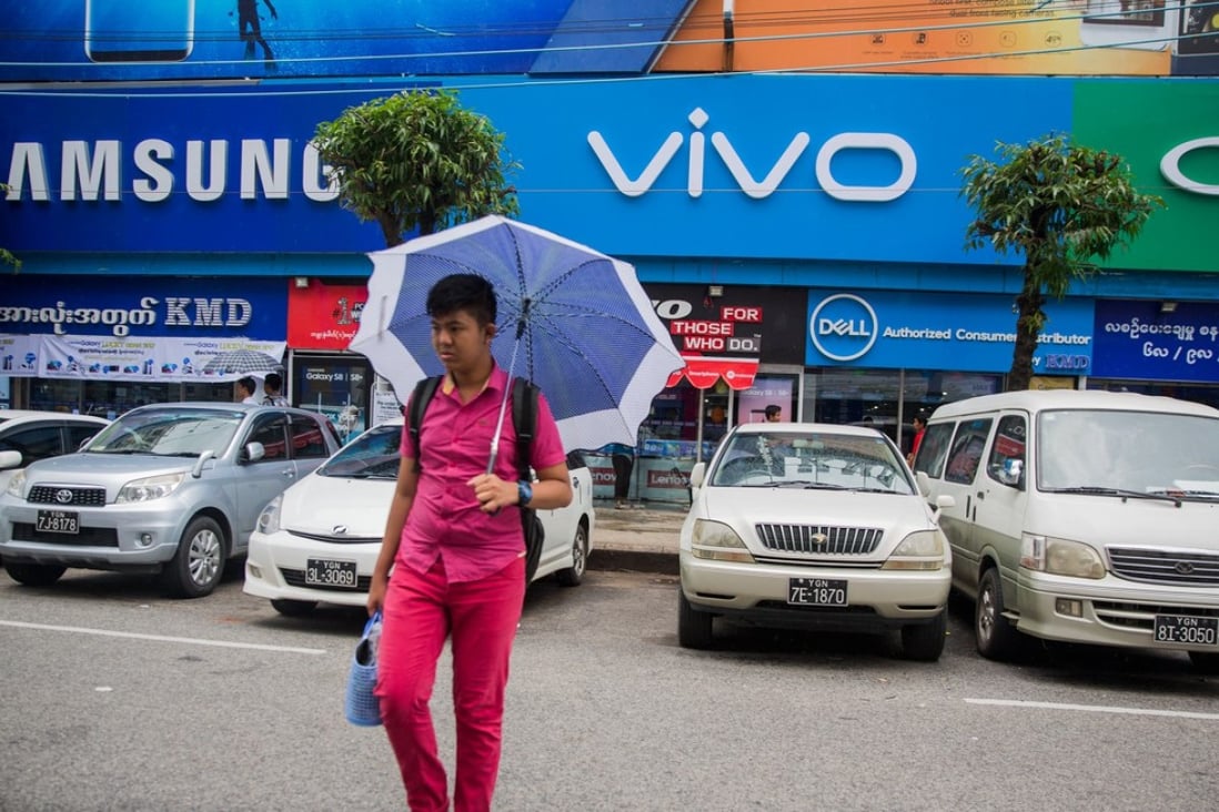 A viral video of Indian attacks on Chinese Vivo and Oppo retail stores in Pune, India misleads people about China’s standoff with India, columnist Hu Jianlong writes. Photo: Bloomberg