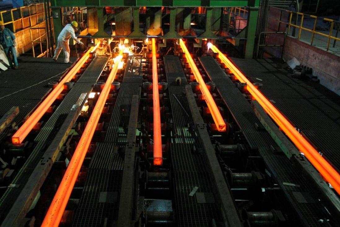 Employees work in a Hangzhou Iron and Steel Group Company workshop in Hangzhou. Photo: REUTERS/Steven Shi