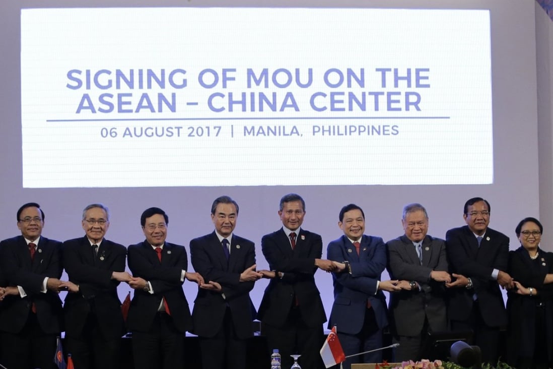 China’s Wang Yi (fifth from left) links arms with the other Asean foreign ministers in Manila on August 6. Photo: EPA