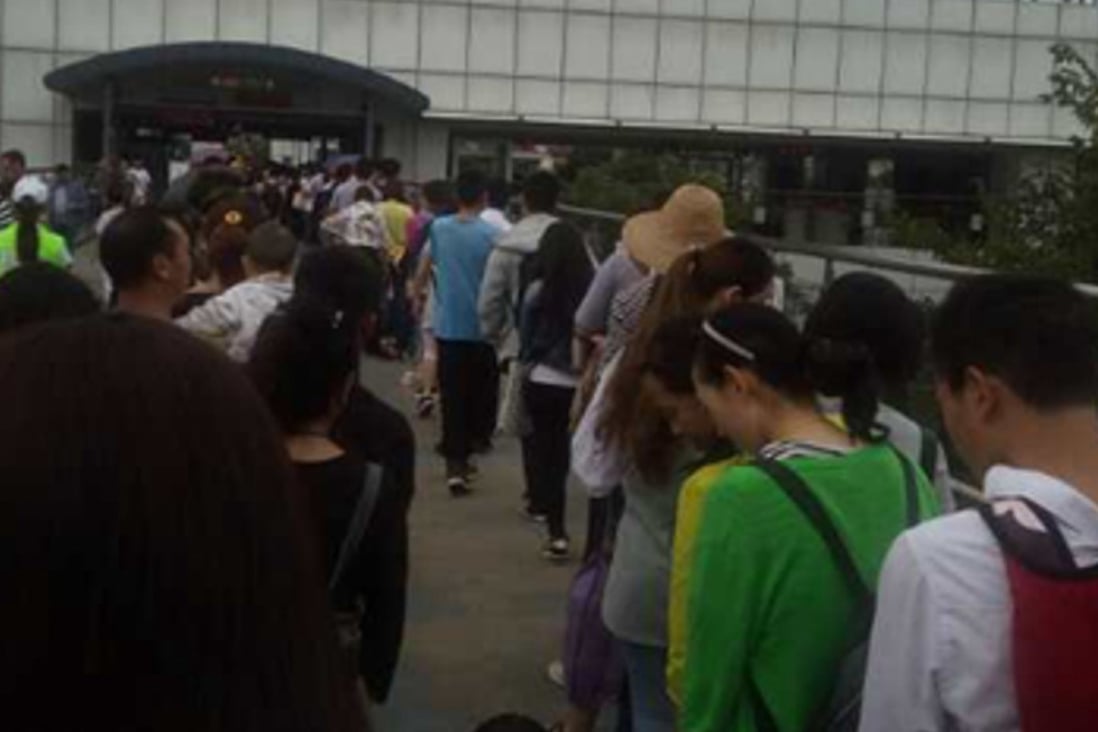Chinese passengers forced to queue for half an hour just to enter ...