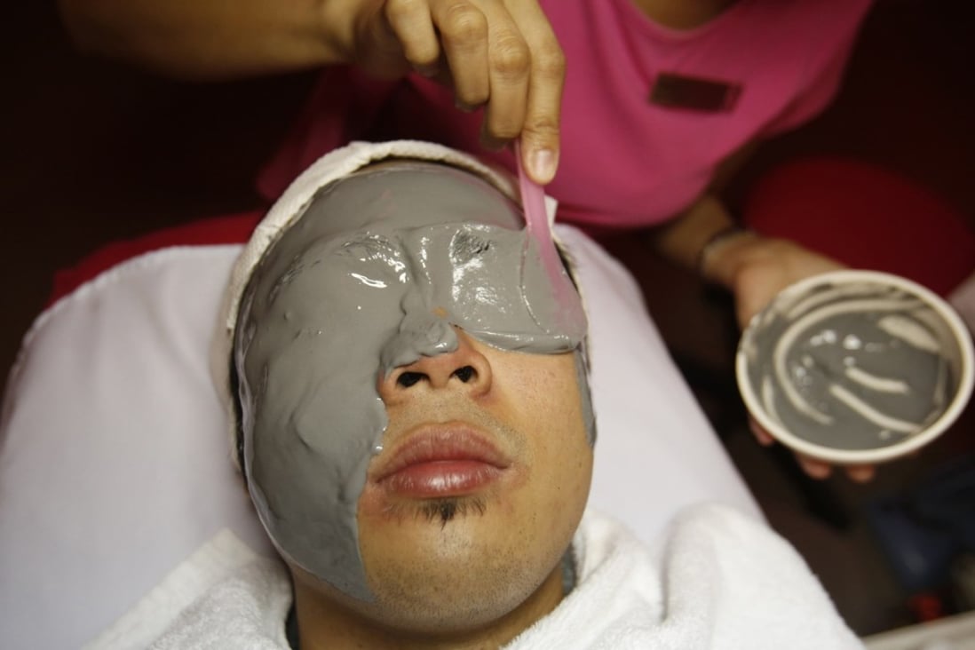 A beautician applies a mask ri a male client. Photo: Reuters