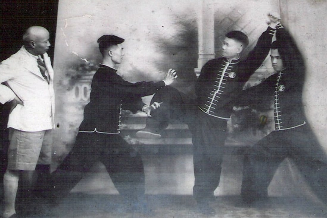 A photo of Lam Sai-wing (left), grandmaster of hung kuen with his students in the 1920s.