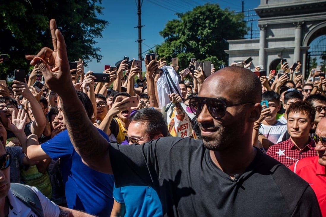 Los Angeles Lakers legend Kobe Bryant is swarmed by Chinese fans as he enters Movie Town in Haikou, China. Photo: Mission Hills