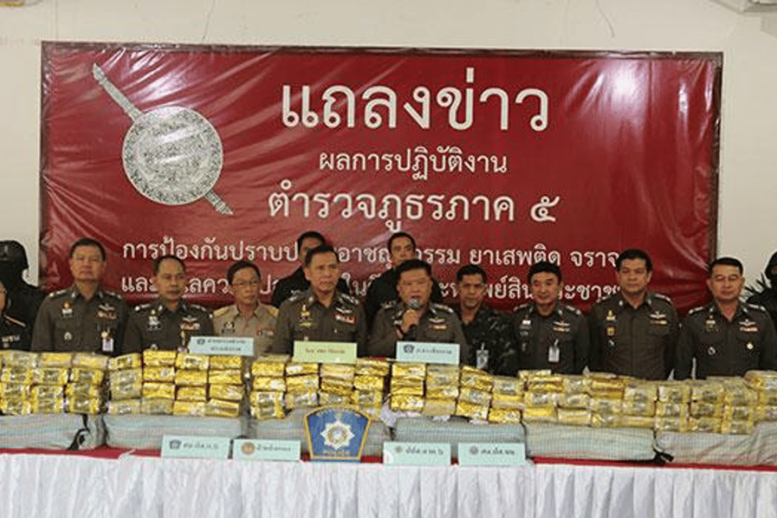 Pol Lt Gen Poonsap Prasertsak, commander of Provincial Police Region 5, and senior police officers hold a press conference to announce the seizure of 400kg of crystal methamphetamine and the arrest of two suspects in Chiang Mai. Photo: @Police5Thailand Facebook page