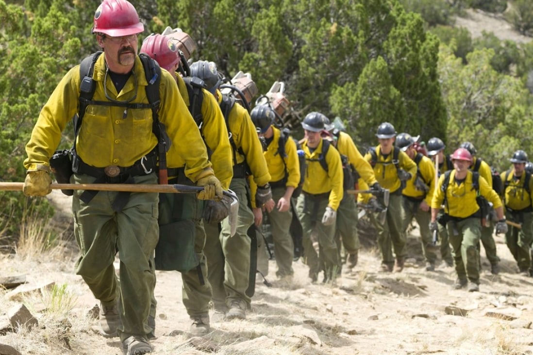 Josh Brolin (front) plays the chief of a team of firefighters in Only the Brave (category IIA) directed by .Joseph Kosinski