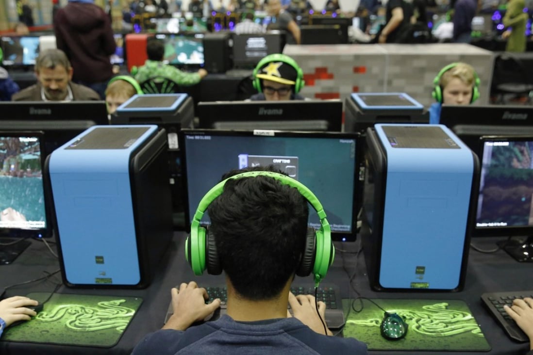 Visitors wearing headphones play Minecraft Parkour at the Legends of Gaming Live event in London, on Saturday, Sept. 5, 2015. The Sterling suffered the sharpest turnaround of any developed-world currency over the past month, tumbling against its Group-of-10 peers and posting its longest stretch of declines versus the dollar in almost a year. Photo: Bloomberg