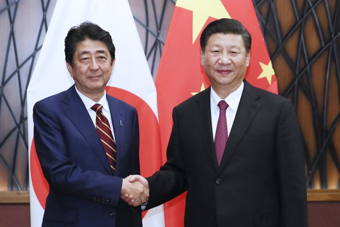Japanese Prime Minister Shinzo Abe meets Chinese President Xi Jinping in Da Nang. Photo: Xinhua