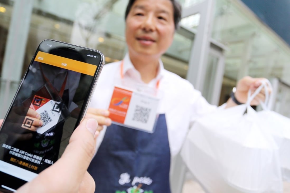 Octopus CEO Sunny Cheung demonstrates the new QR code service on Thursday. Photo: Dickson Lee