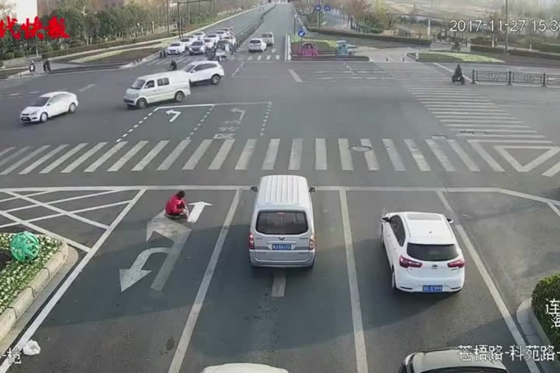 The man spotted on surveillance cameras repainting the road signs. Photo: 163.com