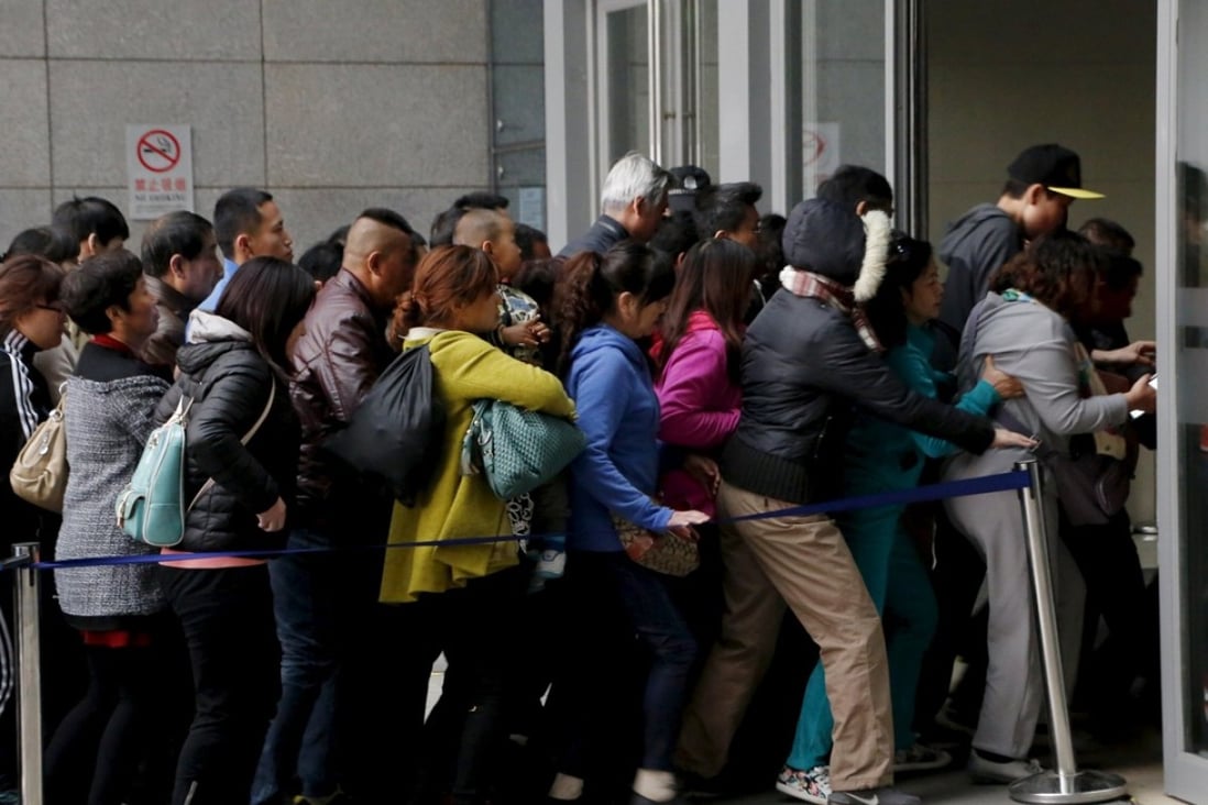 People rush into Peking Union Hospital in Beijing in this photo dated April 6, 2016. Several online health care providers have sprouted in recent years to tackle the problem of China’s overstretched and underfunded hospitals. Photo: Reuters