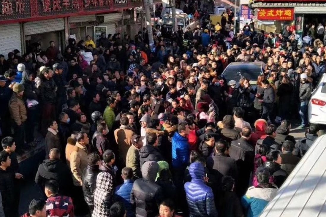 Large numbers of people took to the streets of Feijia in Beijing’s Chaoyang district on Sunday to protest against forced evictions. Photo: Weibo