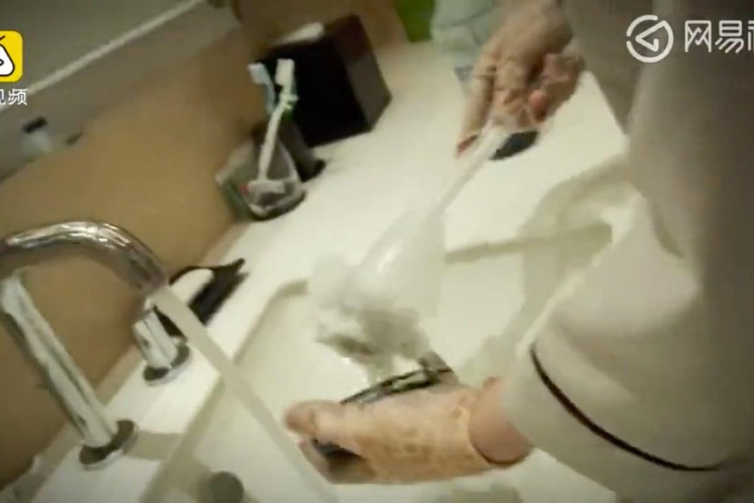 Footage shot by Pear TV showed toilet brushes being used to clean other items. Photo: 163.com