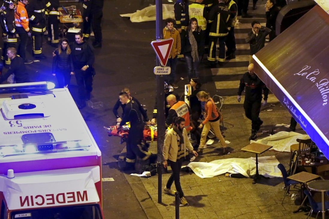 Rescuers move an injured person to an ambulance following the shooting incidents in Paris on November 13, 2015. Photo: Reuters