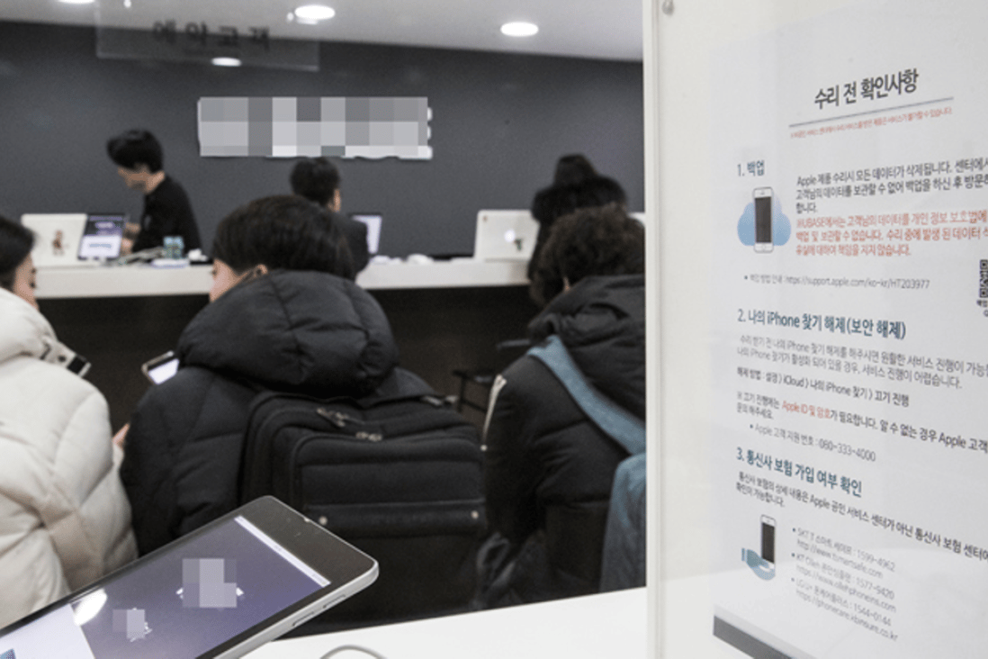 Korean iPhone users wait to replace their aged batteries with new ones at an Apple service center in Seoul. The U.S. smartphone maker began the battery swap program amid mounting anger over its software upgrade that intentionally slowed down older iPhones. Photo: Yonhap