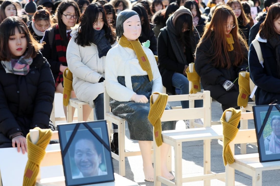 A “comfort woman” statue and portraits of late victims of Japan’s wartime sexual slavery system occupy some of the 300 chairs placed at Seoul’s Gwanghwamun Square, as demonstrators take part in a performance themed “A Promise Inscribed on an Empty Chair”, on December 27. Photo: EPA-EFE/Yonhap