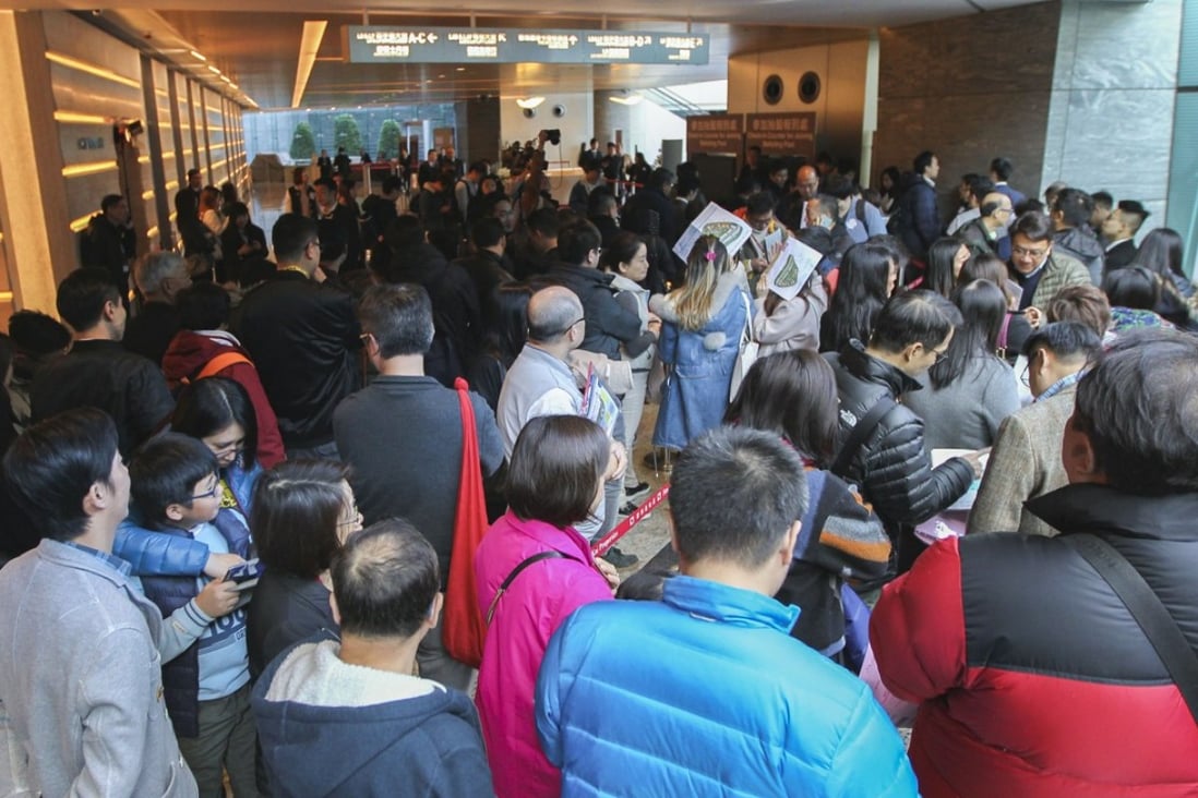 Hundreds of buyers queue for the launch of St Barths on January 13, a project by Sun Hung Kai Properties, reflecting the first residential project sale of 2018. Photo: Roy Issa