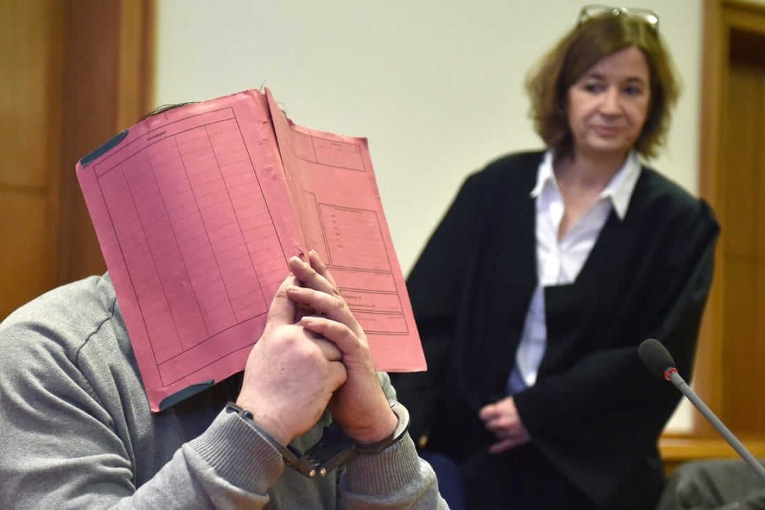 File photo taken on February 26, 2015 shows German former male nurse known as Niels H. hiding his face behind a folder as he waits next to his lawyer Ulrike Baumann (R) before the start of a hearing. Prosecutors said on January 22, 2018, the nurse faces 97 more counts of murder. Photo: DPA via AFP