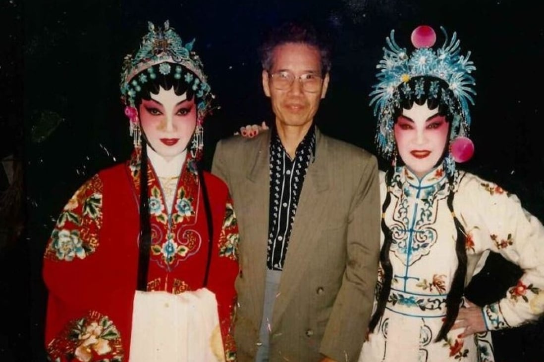 Chan Kwok-yuen with opera performers wearing his headpieces.