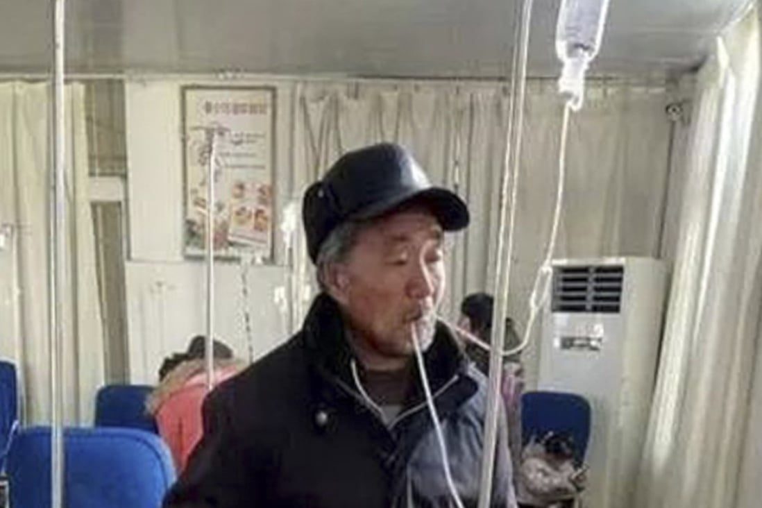 Grandfather Hu Juhai thought that by sucking on an IV drip tube attached to his grandson it would prevent the child having to ingest cold medicine. Photo: News.ifeng.com