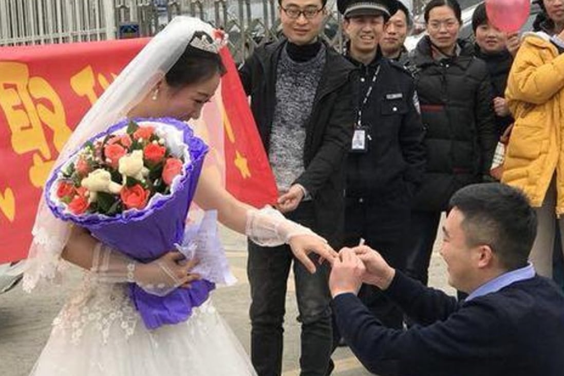 The couple pictured as the ring is placed on her finger. Photo: Sina.com.cn