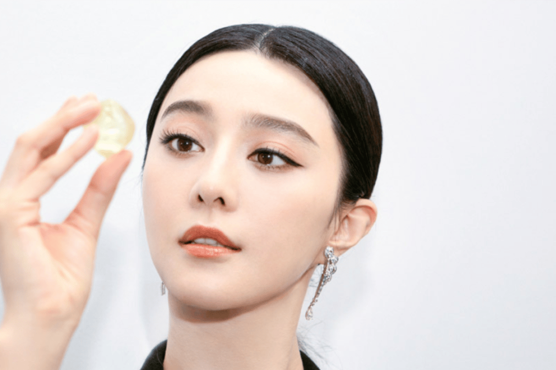 In October 2017, diamond seller De Beers announced Fan Bingbing as its global ambassador.