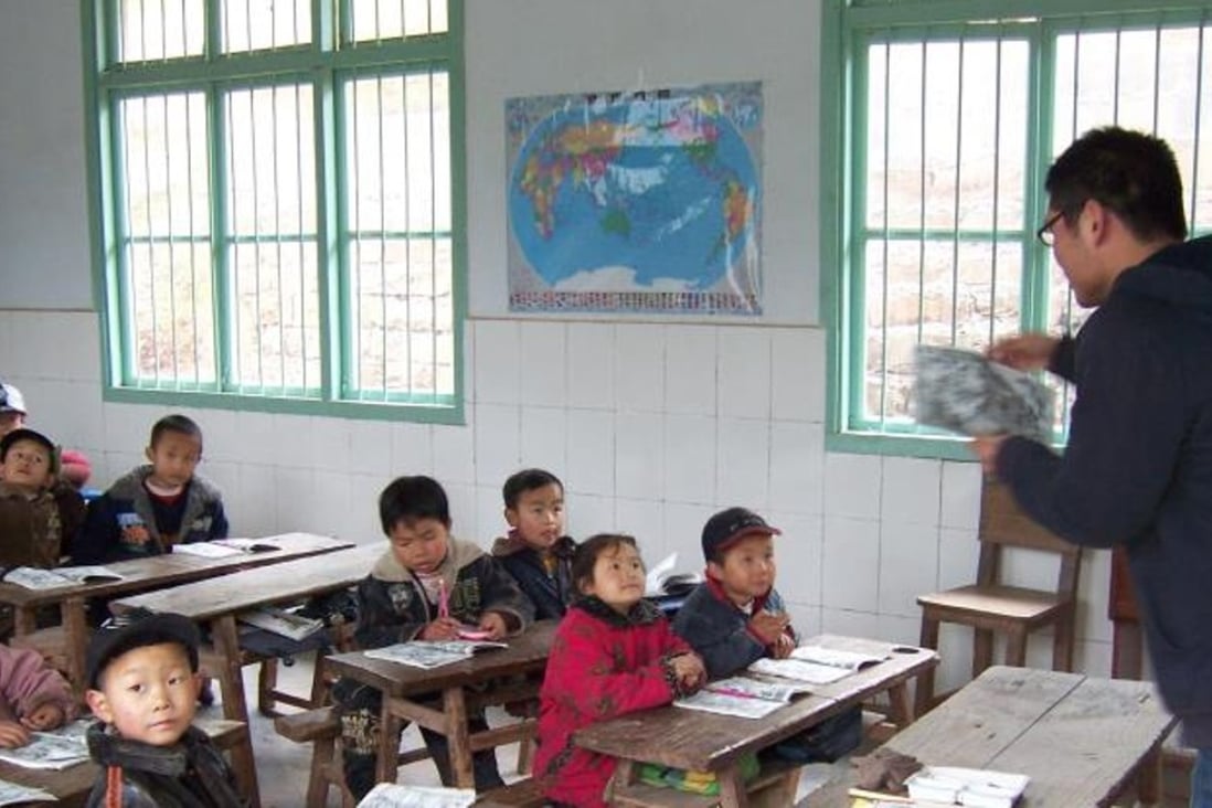 A volunteer teacher is teaching at an elementary school in Guzhang county of Hunan. Photo: Handout