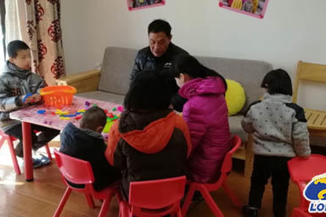 Foster parents Du Jianfeng and Jiao Zhiping have helped to raise 18 orphans with special needs over the past 10 years. Photo: Xw.qq.com