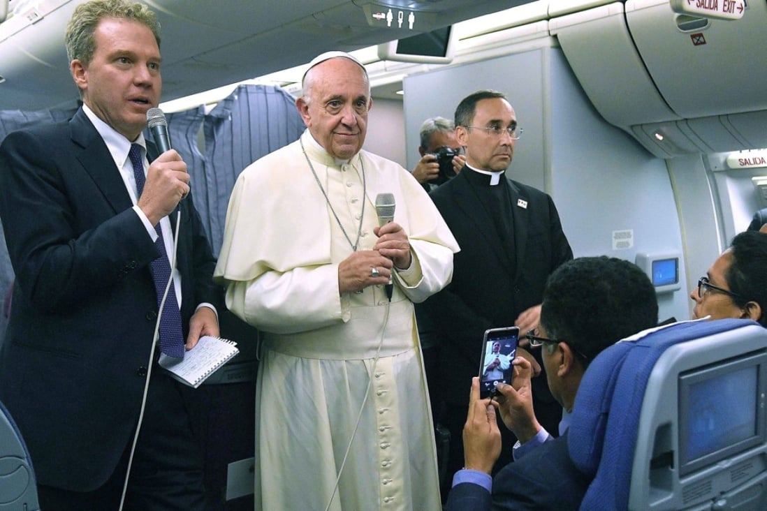 Greg Burke (L), Director of Holy See Press Office, speaks to journalists next to Pope Francis (C) aboard his flight to Italy at the end of the Apostolic Journey to South America, on January 22, 2018. Photo: EPA-EFE