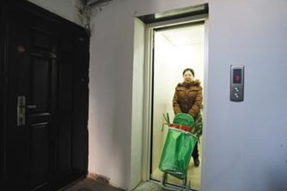 The lift was installed in an old building where there was previously no elevator. Photo: Chinanews.com