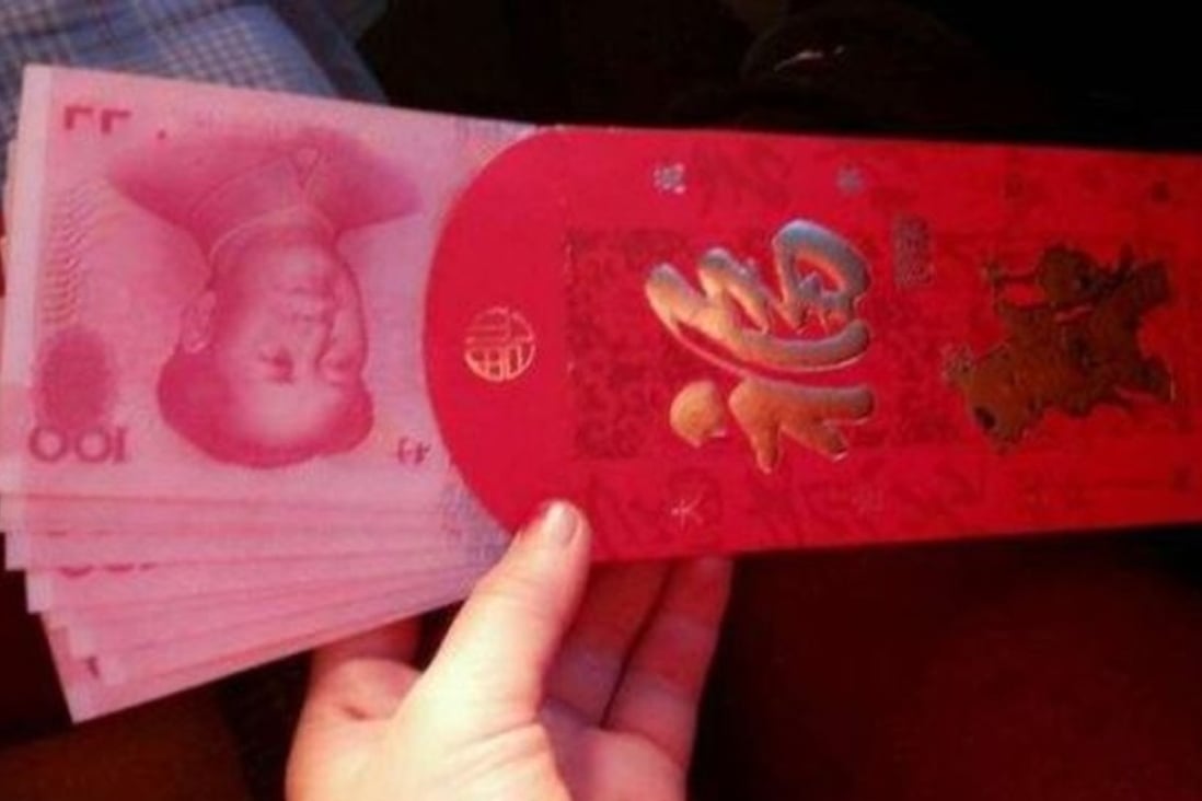 Chinese people give red envelopes filled with cash as gifts during the Lunar New Year holiday. Photo: Weibo