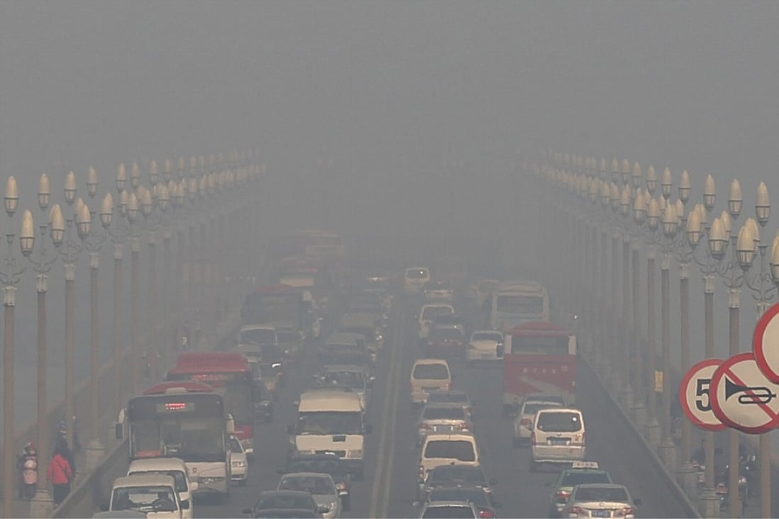 Traffic is seen on the Nanjing Yangtze River Bridge blanketed in smog. PM2.5 levels rose 20 per cent in the Yangtze delta in January. Photo: CNS