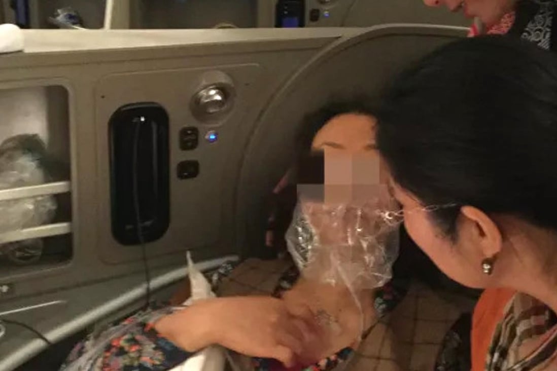 The female passenger suffered convulsions and passed out during the flight. Photo: qq