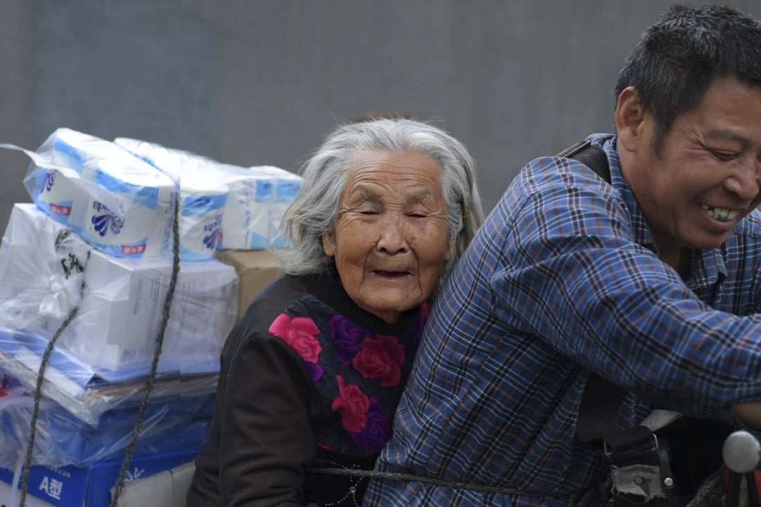 Cai Yujiun has been carrying 92-year-old Yang Suxiu on the back of his bike for the past seven years. Photo: news.qq.com