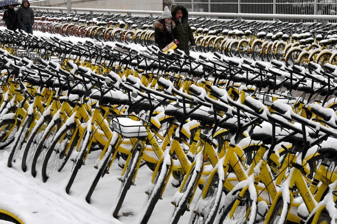 Snow-covered Ofo bicycles parked at the roadside in Zhengzhou, capital of central China's Henan Province. Photo: Xinhua