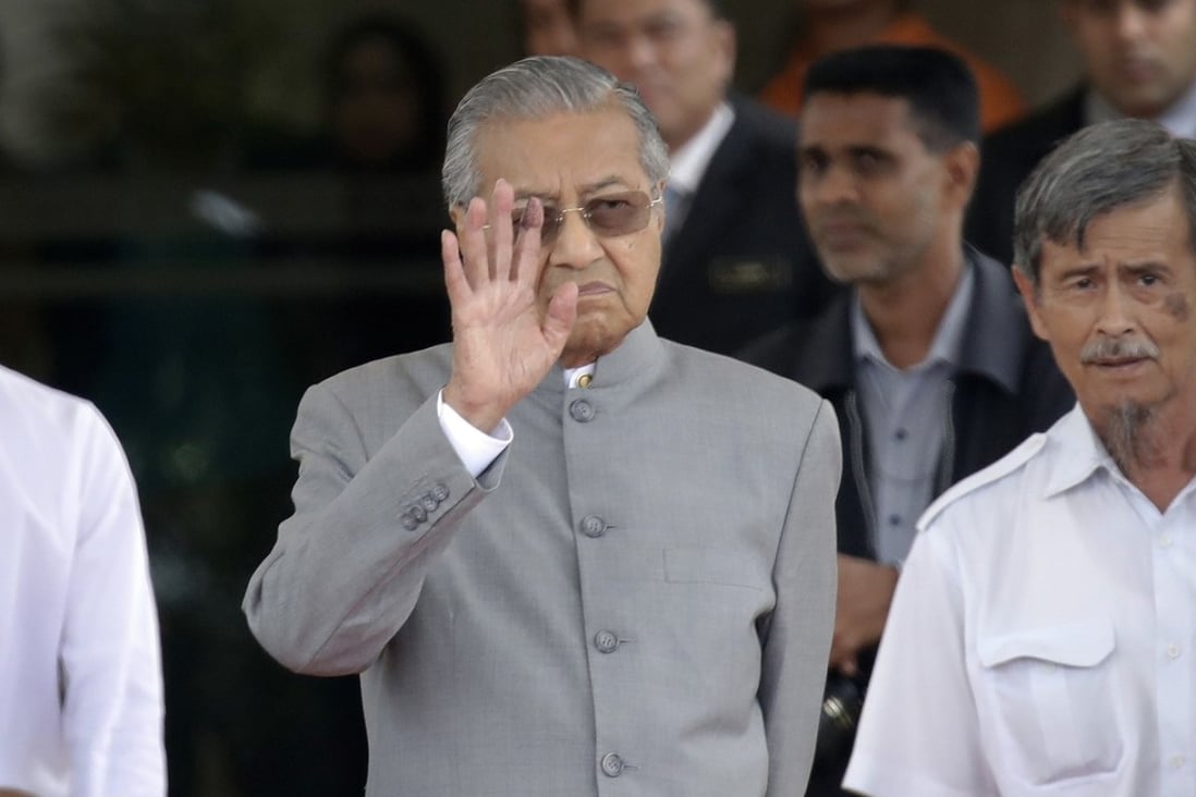 New Malaysian Prime Minister Mahathir Mohamad waves after his meeting with the Sultan of Brunei Hassanal Bolkiah. Photo: AP